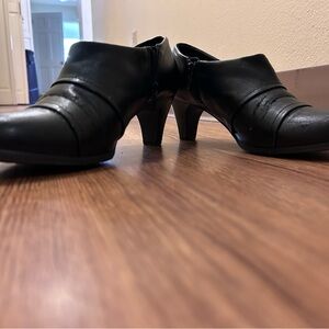 Mootsies Tootsies black booties with side zip.